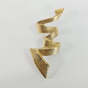 Vintage Signed Gerry's Gold Tone Textured Lightning Zig Zag Ribbon Brooch Pin